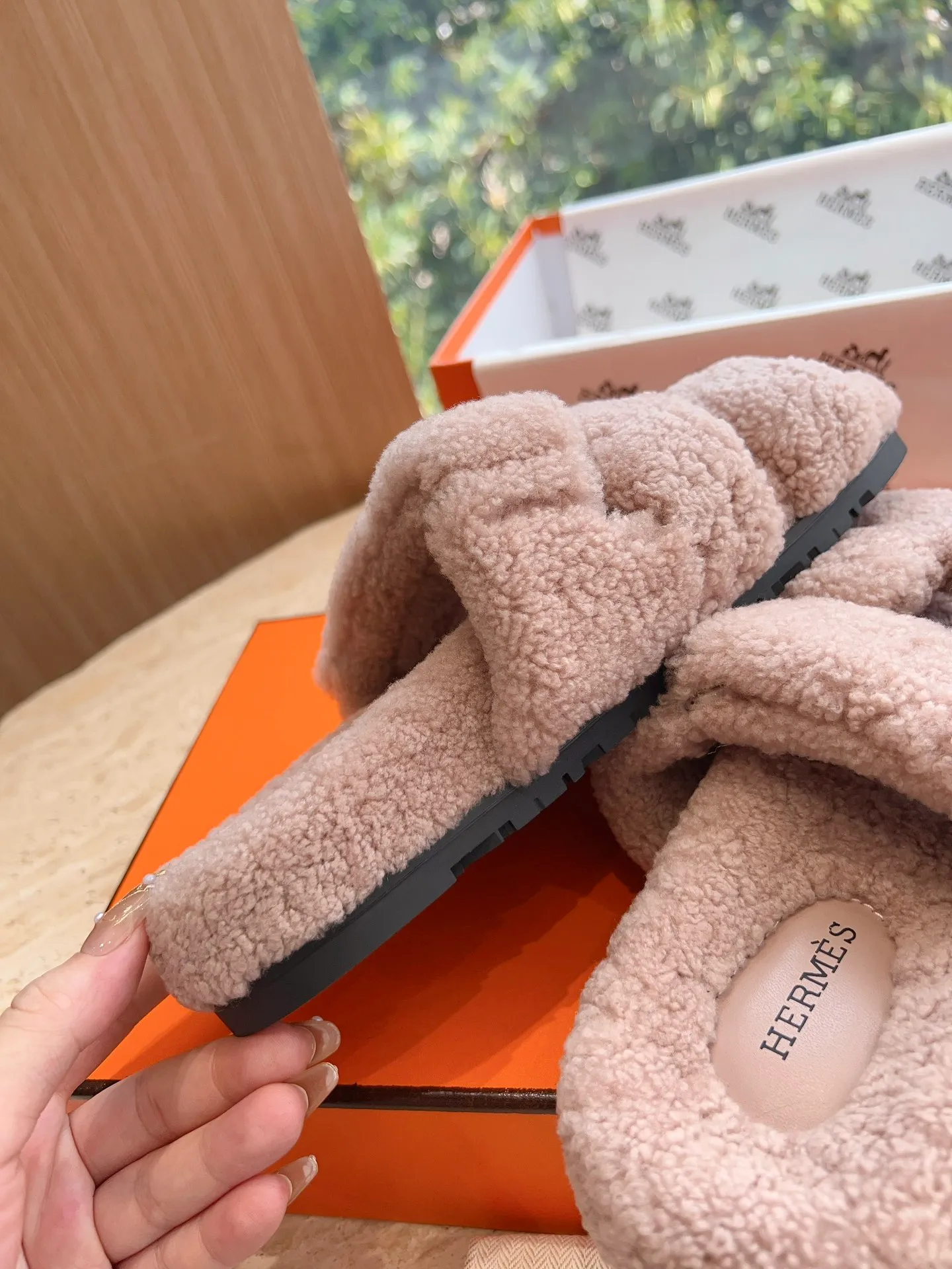 👟👟Ex-factory price 500👟👟 (Top version) Hermes Hermès Second Uncle Fur Slippers Can be made without standard: [Note: No standard needs to be customized] In 2024, the official website and Xiaohongshu will synchronize the latest color matching Hermès hot models, upgraded workmanship, high quality! Fashionable small wool H-slip autumn and winter style flat-soled wool mop. Fabric: Imported lamb's roll real wool. Lining: Imported lamb's roll real wool. Outsole: Genuine leather outsole. Size: 35-43, [Note: 41, 42, 43 customized]